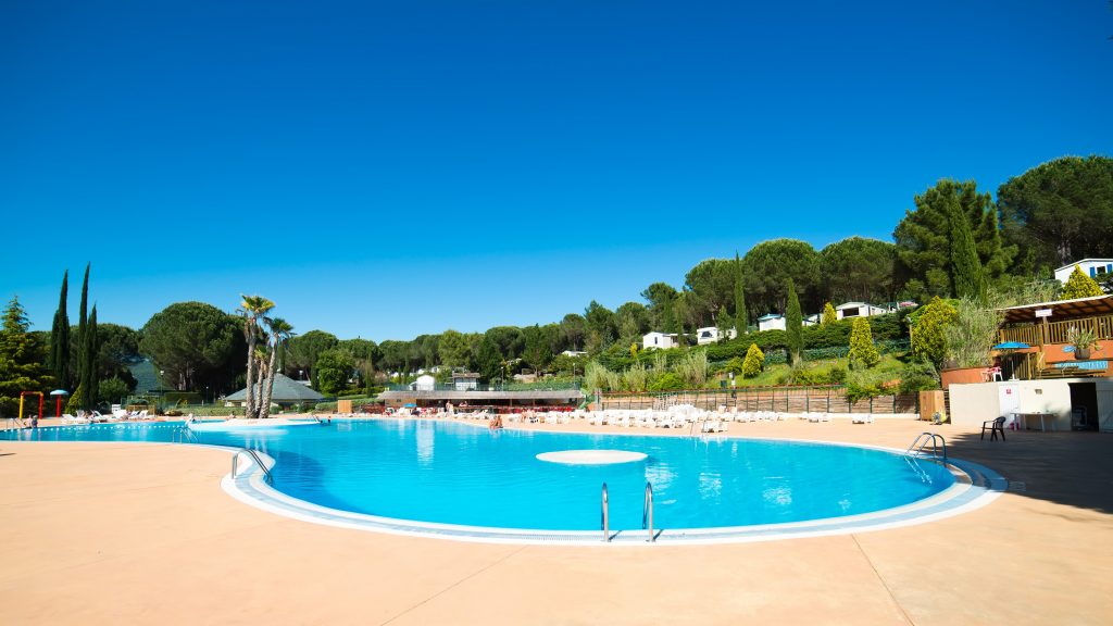 Camping avec piscine, hôtel, parc de loisirs