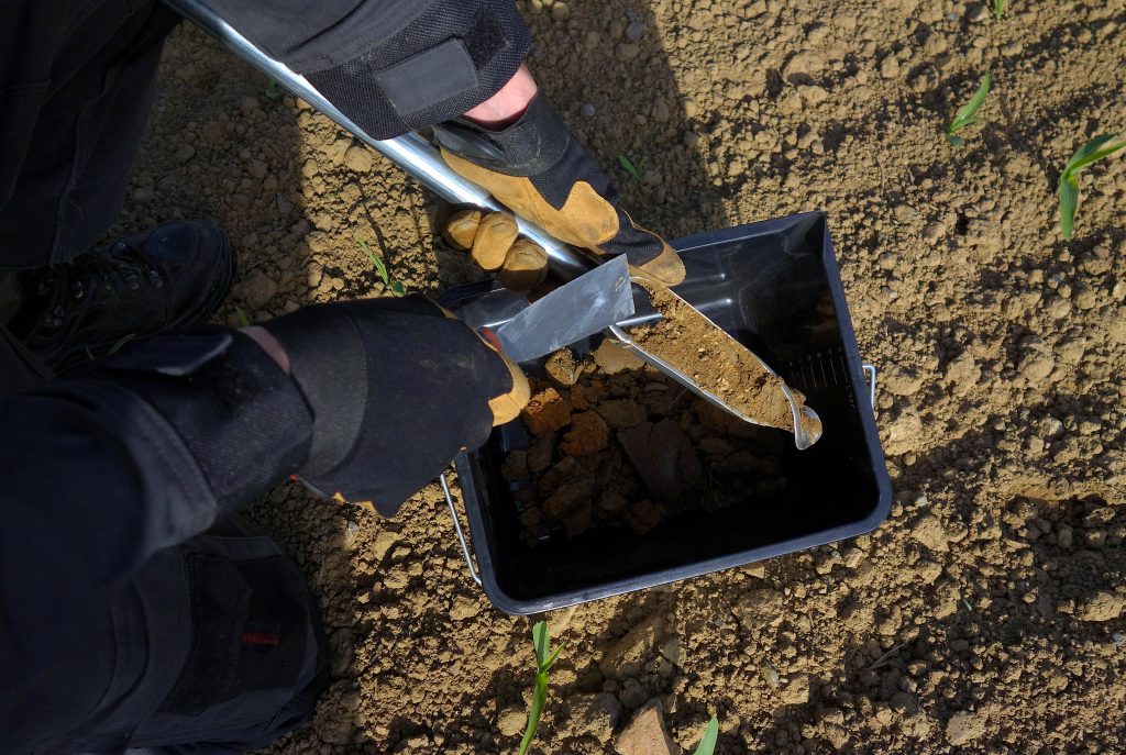 Collecte et prélèvements des sols pour analyse des terres agro - santé des sols par QUALYSE