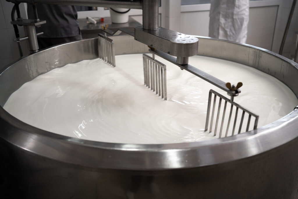 Cuve de fabrication laitière utilisée pour la transformation du lait.